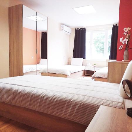 Roma Hostel Varna Bagian luar foto