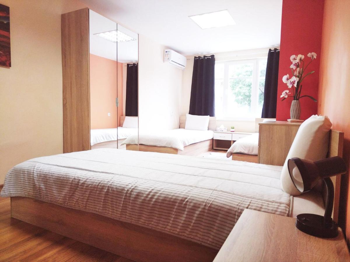 Roma Hostel Varna Bagian luar foto