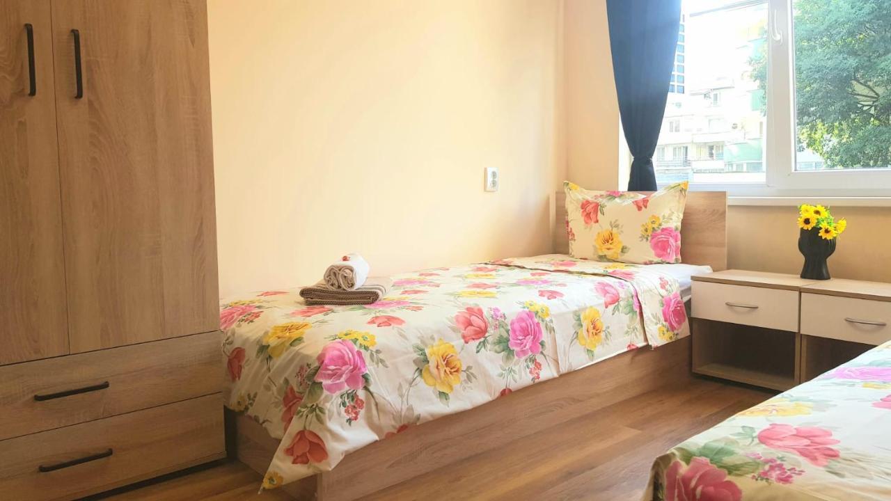 Roma Hostel Varna Bagian luar foto